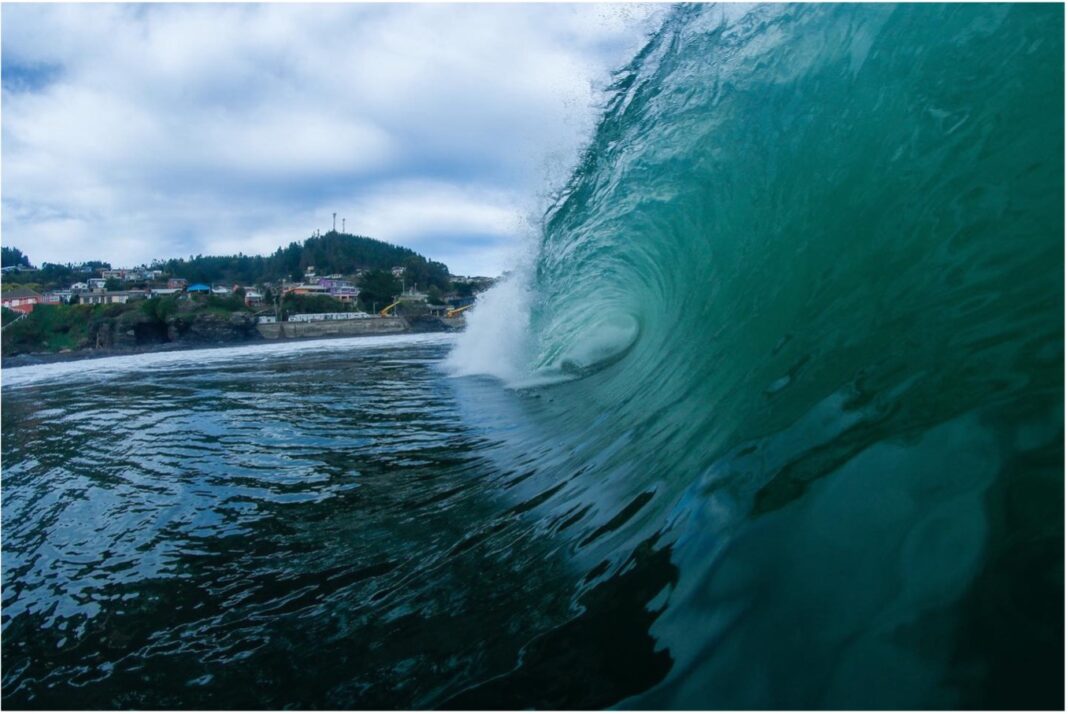 La ola de la caleta de Los Botes desde el mar
