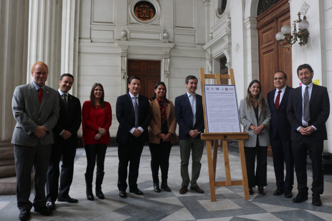 Partidos oficialistas firman declaraciรณn contra la violencia del estallido social a siete aรฑos del 18-O